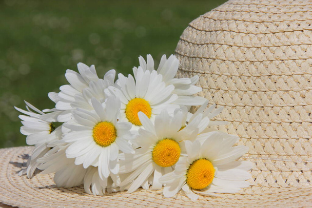 straw hat with flowers - Foto, afbeelding
