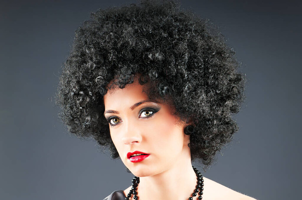 Młoda atrakcyjna dziewczyna z afro fryzury kręcone - Zdjęcie, obraz