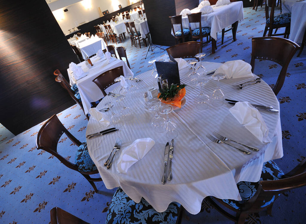 stůl s prázdnými sklenicemi v luxusní restauraci - Fotografie, Obrázek