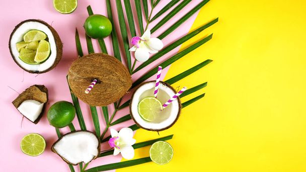Kokosové léto s kokosovými ořechy plnými nápojů a koktejlů - Fotografie, Obrázek