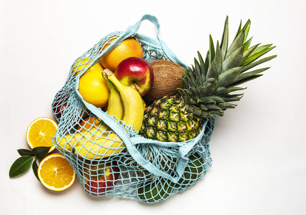 Bolsa de compras de malla con frutas
 - Foto, imagen