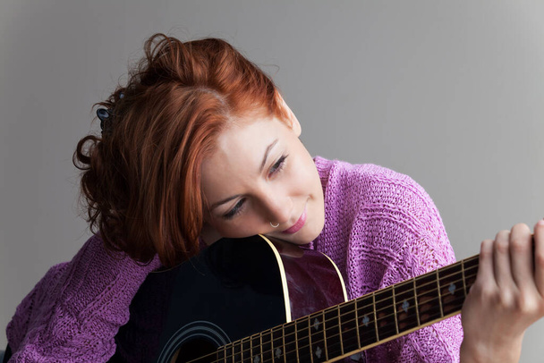 beautiful redhead with guitar - Foto, afbeelding