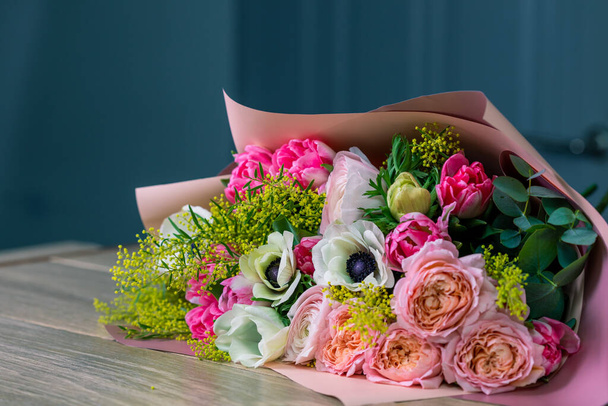 Close-up Large Beautiful bouquet of mixed flowers. Flower background and Wallpaper. Floral shop concept . Beautiful fresh cut bouquet. Flowers delivery - Zdjęcie, obraz