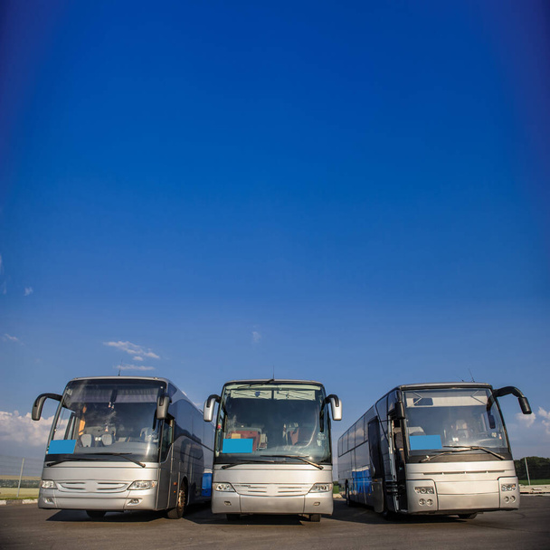 Tres autobuses alojados en el aparcamiento Front Way
  - Foto, imagen