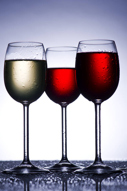 red wine glass running over\r\n\r\n                      \r\n - Foto, imagen