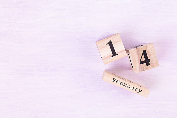 День Святого Валентина. Деревянный календарь с 14 февраля на нем
. - Фото, изображение