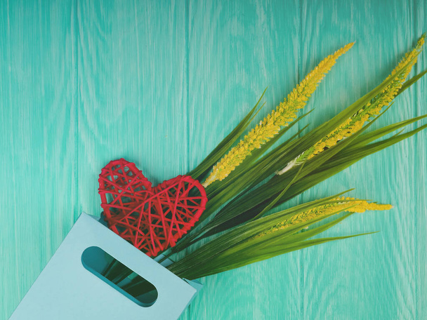 coeur rose tressé sur un fond en bois. concept d'amour, Saint Valentin, mariage, lieu de texte
 - Photo, image