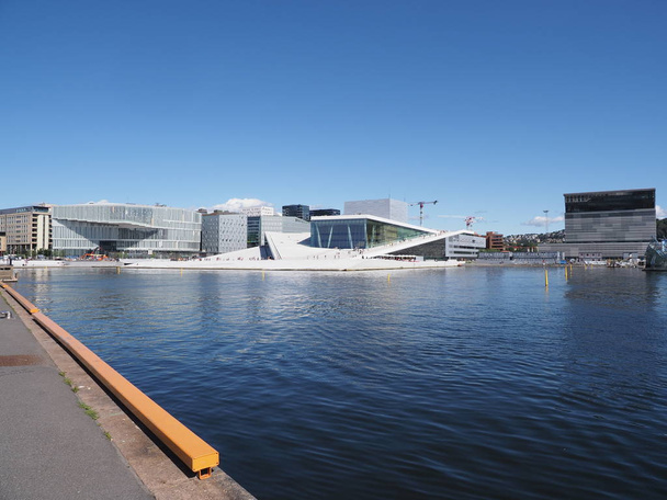 Πανόραμα της ευρωπαϊκής πρωτεύουσας του Όσλο αντανακλάται στο νερό στη Νορβηγία - Φωτογραφία, εικόνα