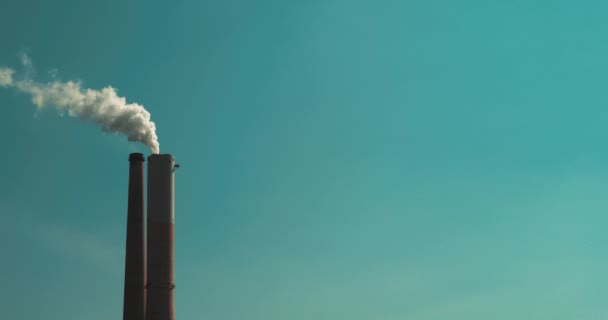 Fumo proveniente da una centrale a carbone camino contro cielo blu, rallentatore, BMPCC 4K. Cattiva ecologia, ambiente e inquinamento atmosferico, le industrie influenzano il riscaldamento globale
 - Filmati, video