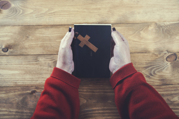 жінка рука хрест з книгою
 - Фото, зображення