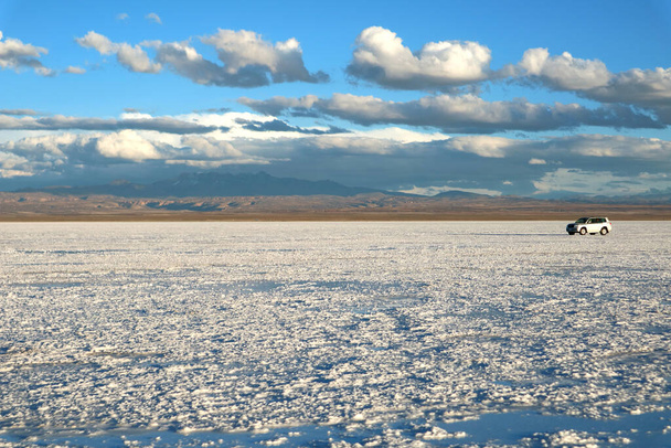 Ajaminen Salar de Uyunilla tai Uyuni Salts Flatsilla, Boliviassa, Etelä-Amerikassa
 - Valokuva, kuva