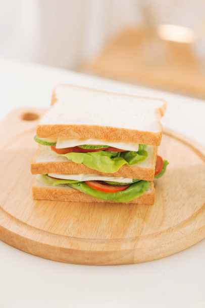 Νόστιμα και φρέσκα σάντουιτς σε λευκό τραπέζι - Φωτογραφία, εικόνα