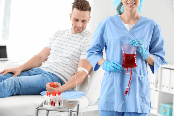 病院で献血をする人 - 写真・画像