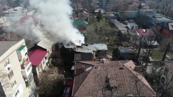 talo syttyy tuleen paljon savua talo polttaa paljon savua antenni panoraamanäkymät korkeudesta kopteri drone lentää taivaalle
 - Materiaali, video