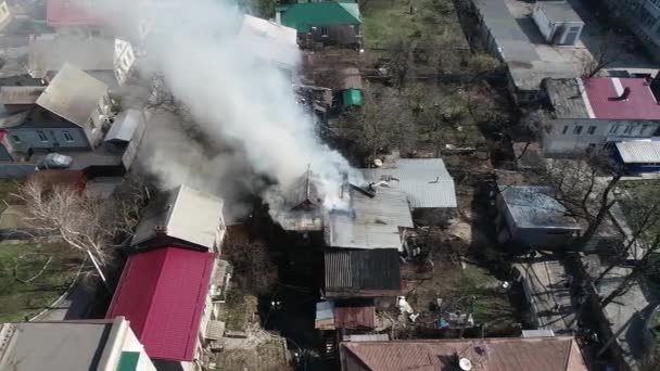 dům chytí oheň se spoustou kouře dům hoří hodně kouře vzduchu panoramatický pohled shora z výšky vrtulník drone létající nebe - Záběry, video