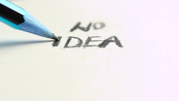 Doodling No Idea слова на білому папері з олівцем. Немає жодного уявлення, що робити, що вигадувати, як вирішувати проблему, життєві події, кожен день
. - Кадри, відео