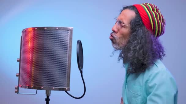 Afrikaanse man zingt in de studio - Video