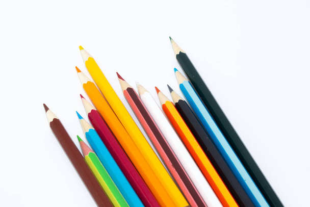 Conjunto de lápices de color aislados sobre fondo blanco
 - Foto, Imagen