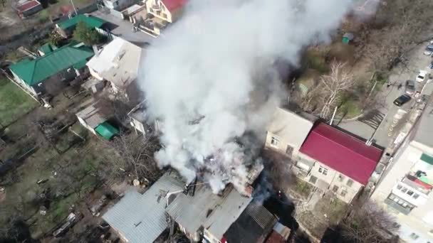 een huis vat een brand met veel rook huis brandt veel rook vanuit de lucht panoramisch uitzicht op de top van de hoogte copter drone vliegende lucht - Video