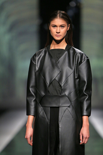 fashion model dragen van kleding ontworpen door marija kulusic op de 'fashion.hr' show - Foto, afbeelding
