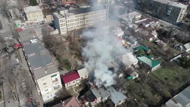 una casa se prende fuego con un montón de casa de humo quema una gran cantidad de humo vista panorámica superior desde la altura del helicóptero drone vuelo cielo
 - Metraje, vídeo