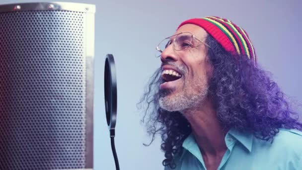Africký muž zpívá ve studiu - Záběry, video