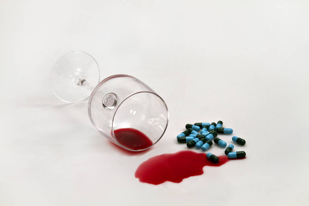 pills and alcohol intake - 写真・画像
