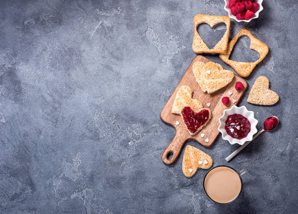 Saint Valentine Day background, heart shaped toast bread with ra - Foto, Imagem
