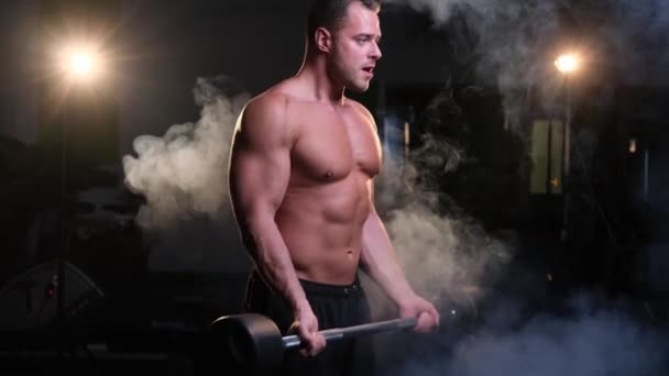 Homem musculoso tem um treinamento no ginásio
 - Filmagem, Vídeo