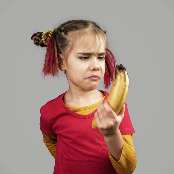 Ausgeflipptes Kind hält unförmiges Obst und Gemüse in falscher Farbe,  - Foto, Bild
