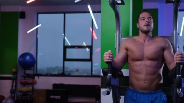 Muscular hombre tiene un entrenamiento en el gimnasio
 - Imágenes, Vídeo