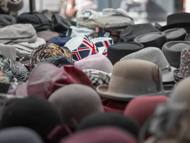 Grupo de sombreros coloridos en un puesto en el mercado para turistas
 - Foto, imagen