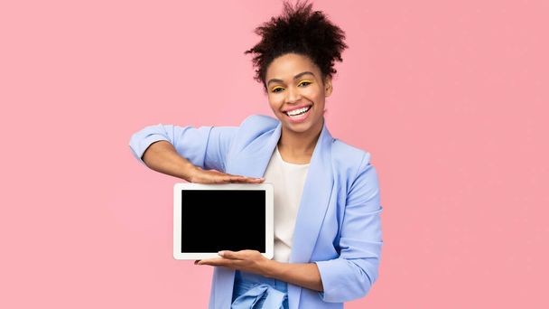 Happy black woman showing black blank computer screen - Zdjęcie, obraz