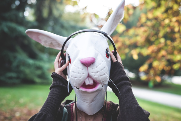 Κουνέλι μάσκα γυναίκα ακούγοντας μουσική - Φωτογραφία, εικόνα