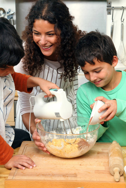 mother with children in the kitchen - Foto, Bild