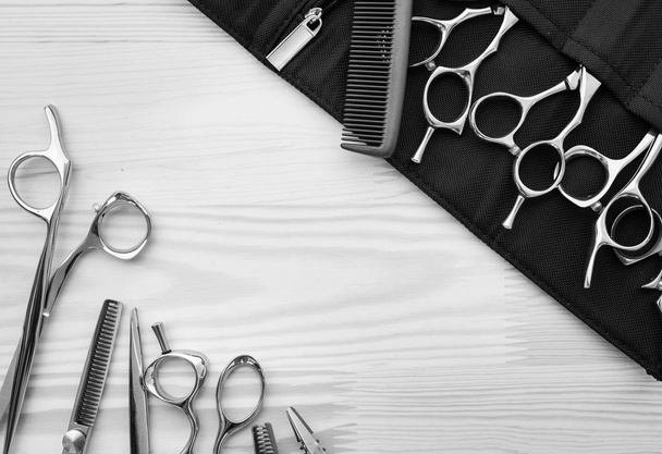 Стильные профессиональные парикмахерские ножницы и расчески, концепция парикмахерской, набор инструментов для парикмахерской. Аксессуары для волос - Фото, изображение