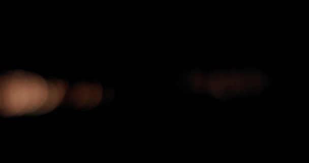Abstrato colorido bokeh luzes, close-up b-roll tiro para fundo. Foco seletivo, profundidade de campo rasa. Imagens BMPCC 4K. Conceitos: férias, cidade à noite. luzes da polícia, noite escura urbana
 - Filmagem, Vídeo