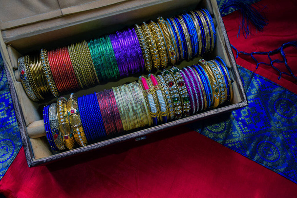 Imagen de brazaletes de colores para el propósito de desmalezado guardados en una caja de brazaletes
 - Foto, imagen