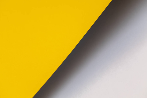 geel en wit papier met schaduw - Foto, afbeelding