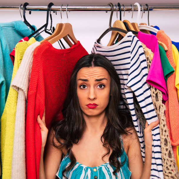 mujer joven que elige ropa en el armario  - Foto, Imagen