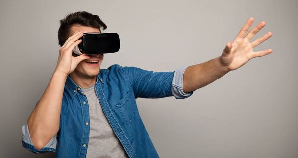 young handsome man wearing vr glasses  - Photo, image