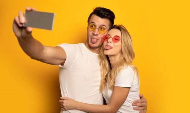 happy couple  taking selfie on studio background  - Foto, afbeelding