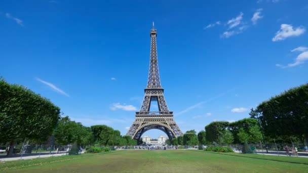 Eiffel-torony időeltolódása, napos nyári nap kék égbolttal és zöld Mars-mezővel Párizsban - Felvétel, videó