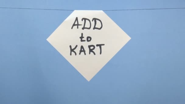 Queimar e fumar folha branca de papel com uma inscrição preta "adicionar ao kart" em um fundo azul
 - Filmagem, Vídeo