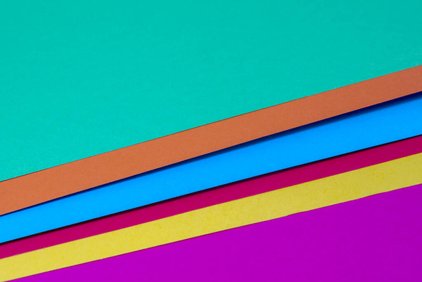 πράσινο, πορτοκαλί, μπλε, κόκκινο, κίτρινο και βιολετί χαρτί με σκιά - Φωτογραφία, εικόνα