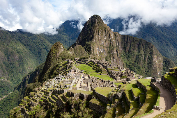 Machu Picchu 'nun manzarası, bulutlardaki gökyüzü, Peru. - Fotoğraf, Görsel
