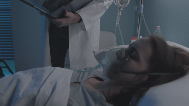 Médico profissional checando um paciente hospitalizado à noite
 - Filmagem, Vídeo