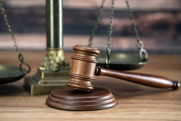 Σύμβολα του νόμου και της δικαιοσύνης σε ξύλινο τραπέζι φόντο - Φωτογραφία, εικόνα