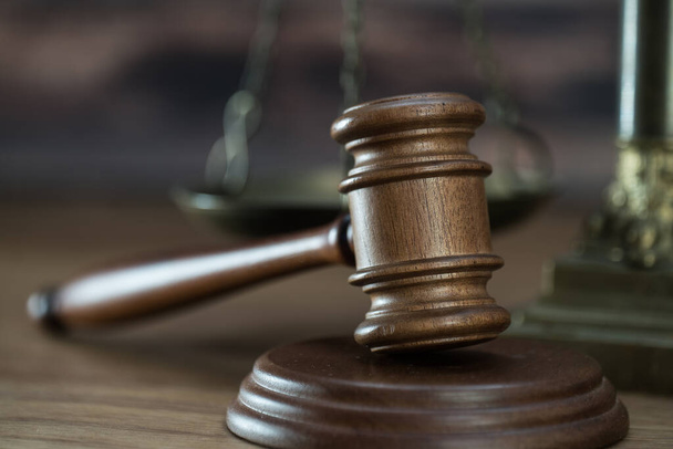 Símbolos de lei e justiça sobre fundo mesa de madeira
 - Foto, Imagem