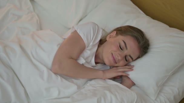 Attractive Young Woman Waking up and getting Out of Bed  - Imágenes, Vídeo